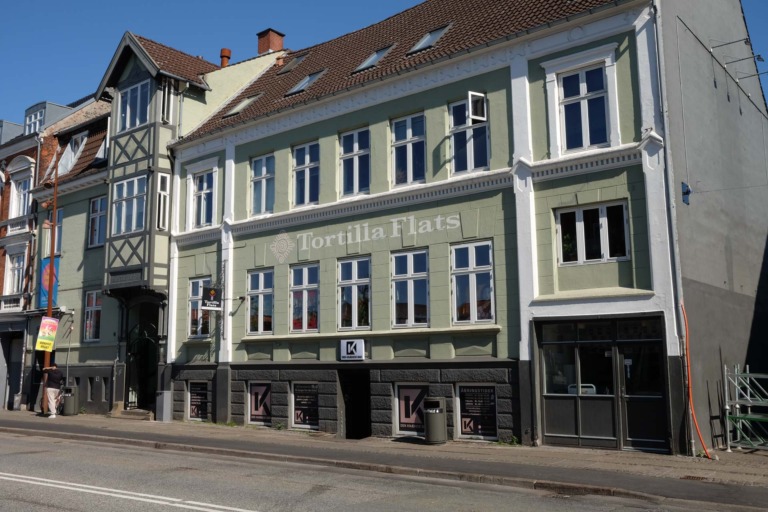 Tortilla Flats lyser godt op i gadebilledet.
