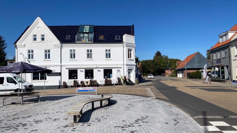 Café Brejning og Yakups Madhus ligger i samme bygning.