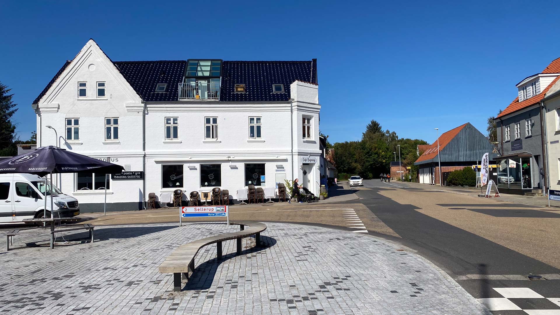 Café Brejning og Yakups Madhus ligger i samme bygning.