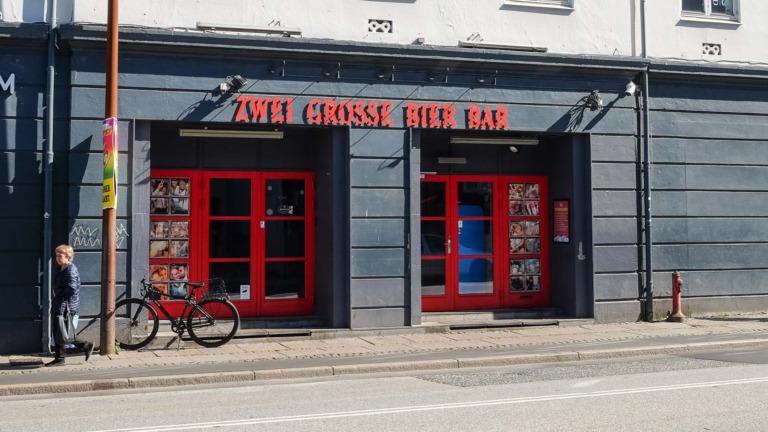 Zwei Grosse Bier Bar set udefra