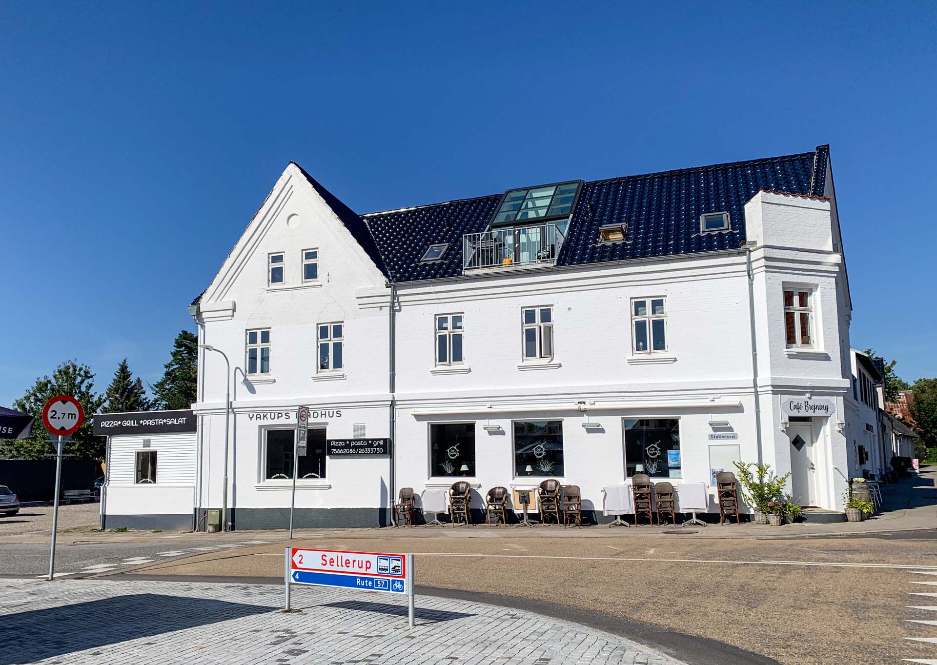 Cafe Brejning lyser godt op i Brejning.