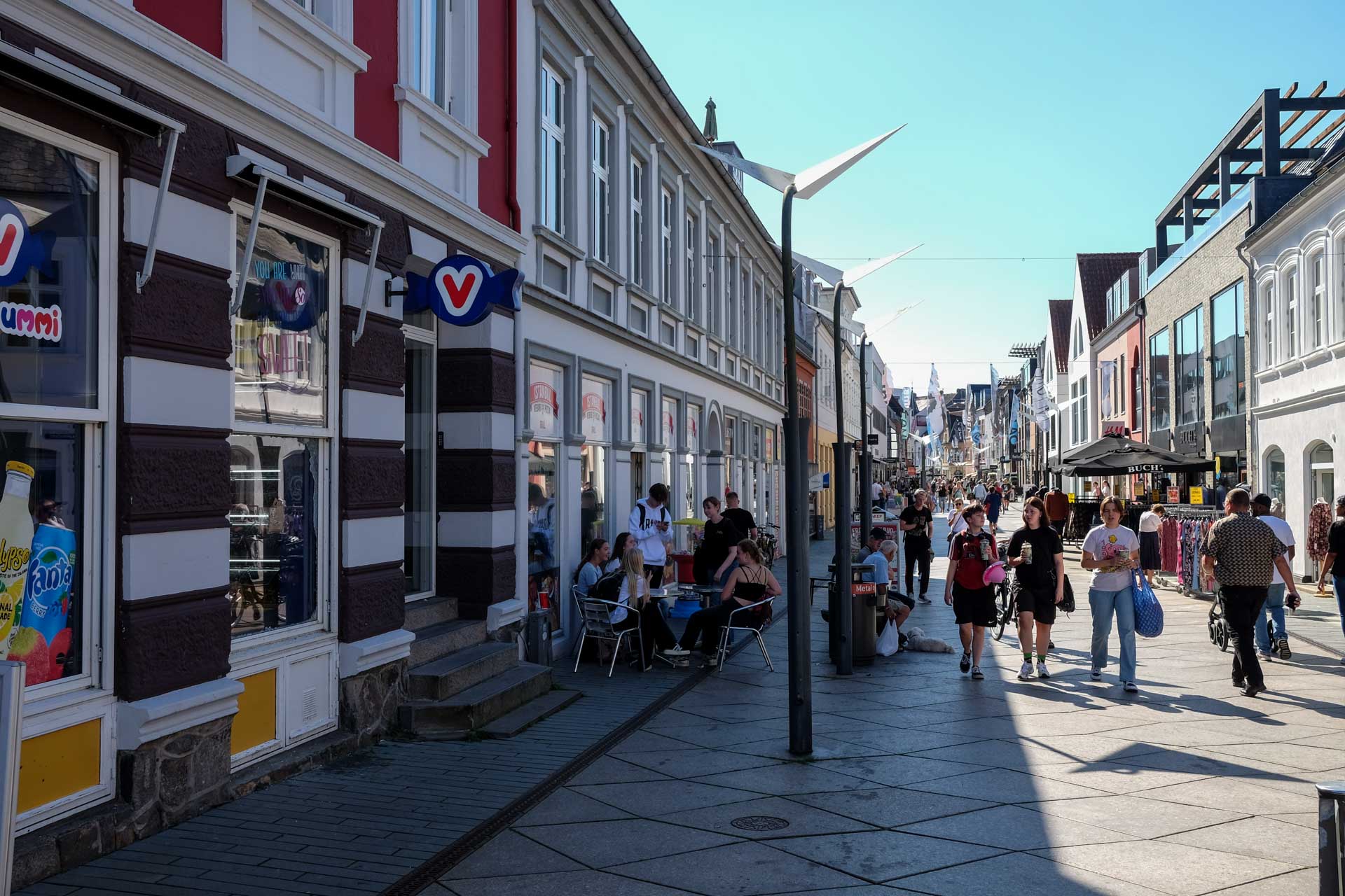 Der er gang i den på Gågaden i Vejle.