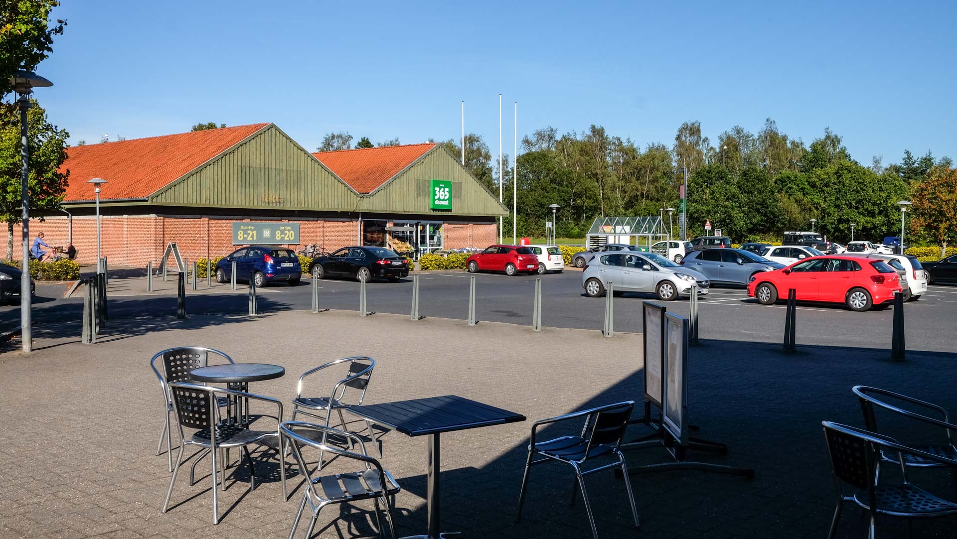 PA Brød i Vinding ligger tæt ved indkøb, bar og spisesteder.