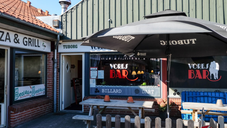 Vores Bar har siddepladser udenfor.