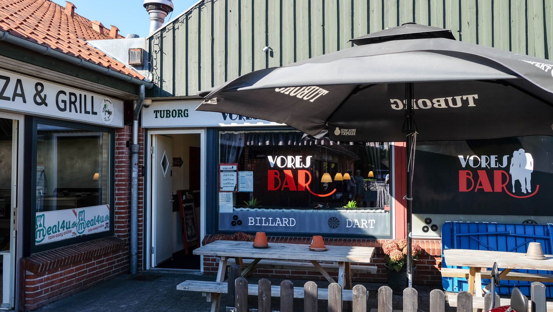 Vores Bar har siddepladser udenfor.