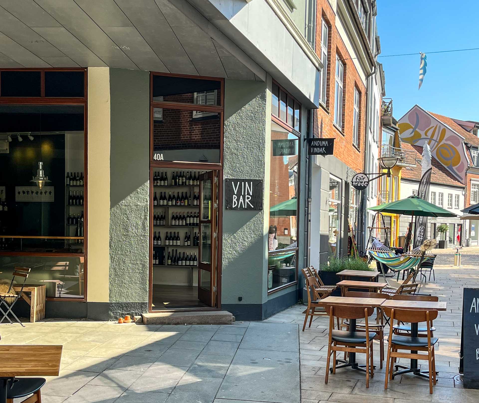 Tag plads udenfor hos Anduma Vin.