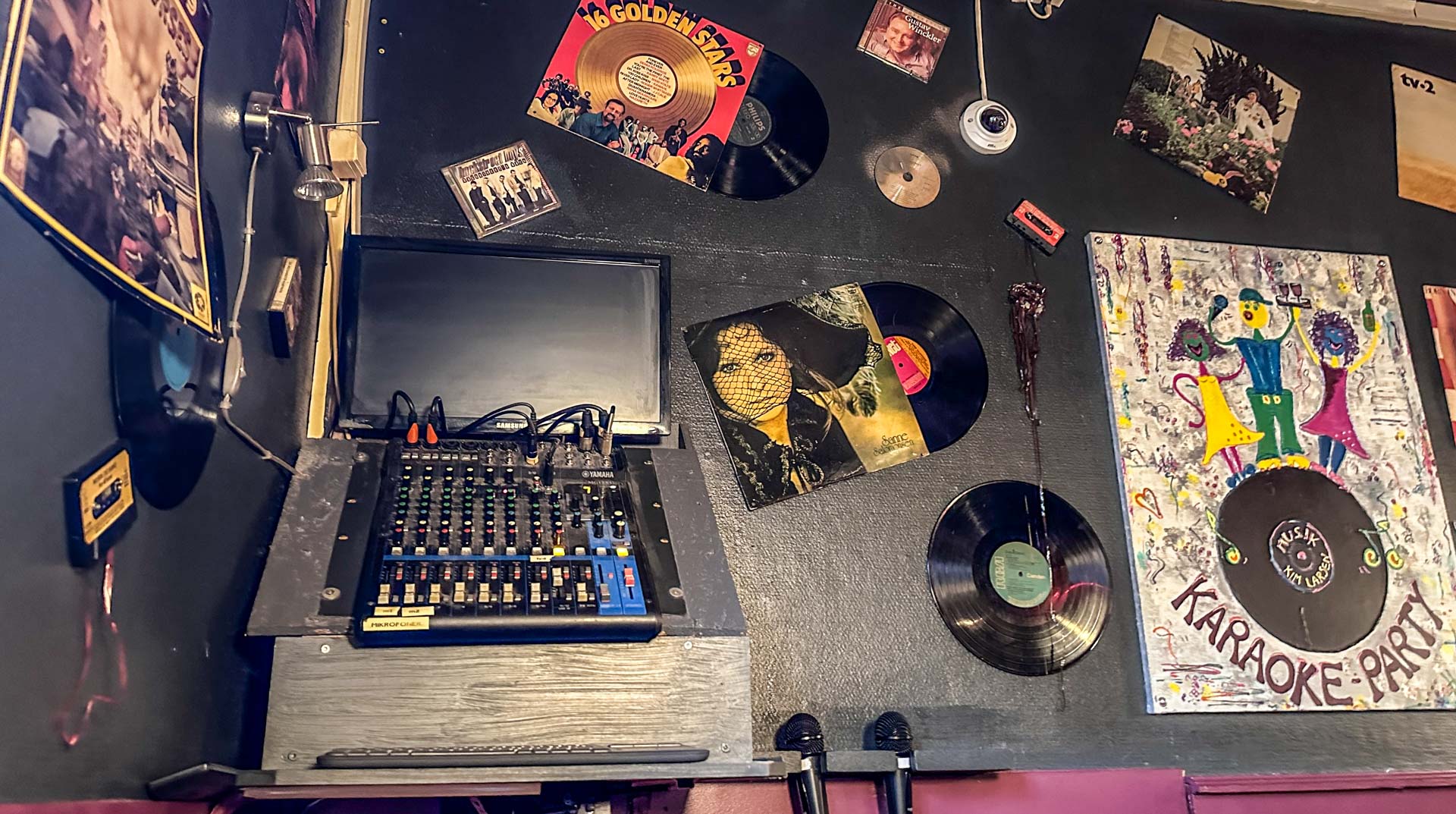 Pulten er til karaoke og livemusik hos Klausen.