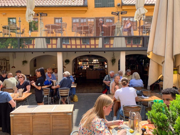 Conrads gård er ofte fyldt på sommerdage.