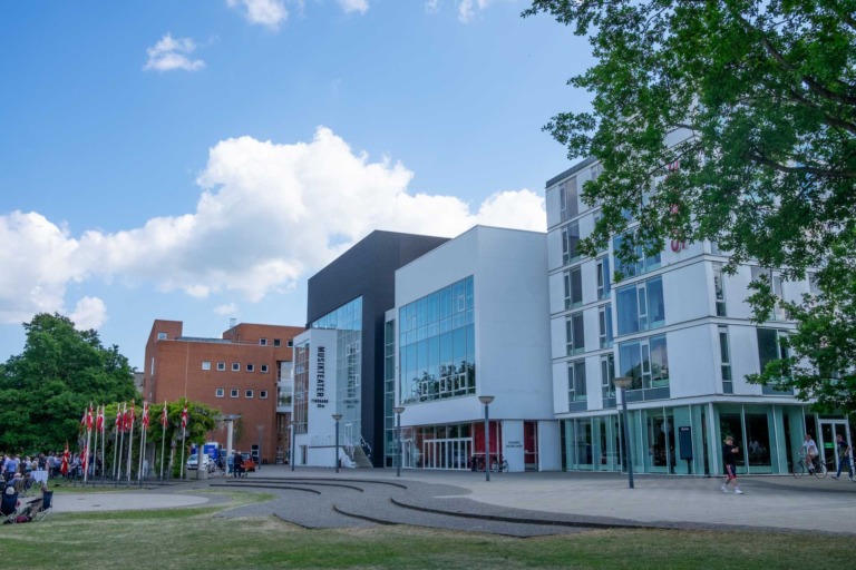 Vejle Musikteater ligger i flotte omgivelser