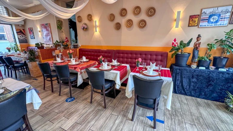 Siam Blue Elephant Vejle har gjort noget ud af indretningen.