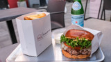 Kombi hos Brōed & Bōef Burgerbar med burger, kartofler, drikke og dip.