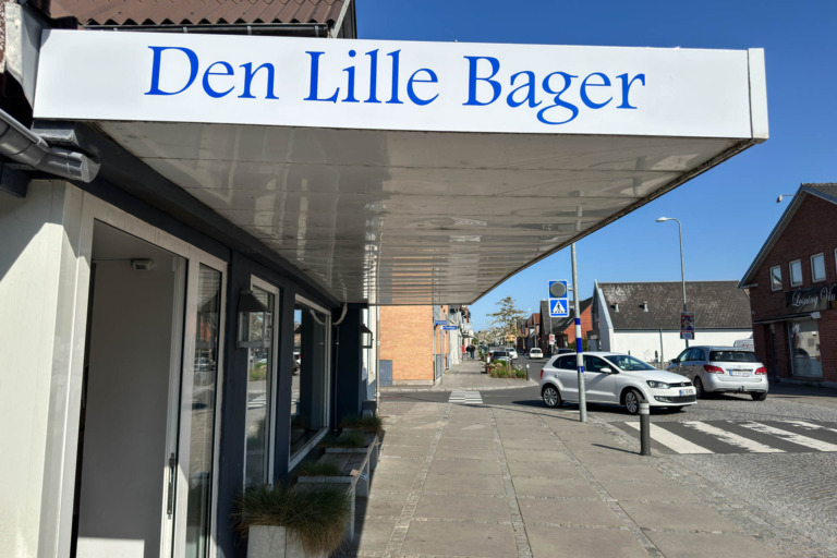 Den Lille Bager ligger i Løsning.