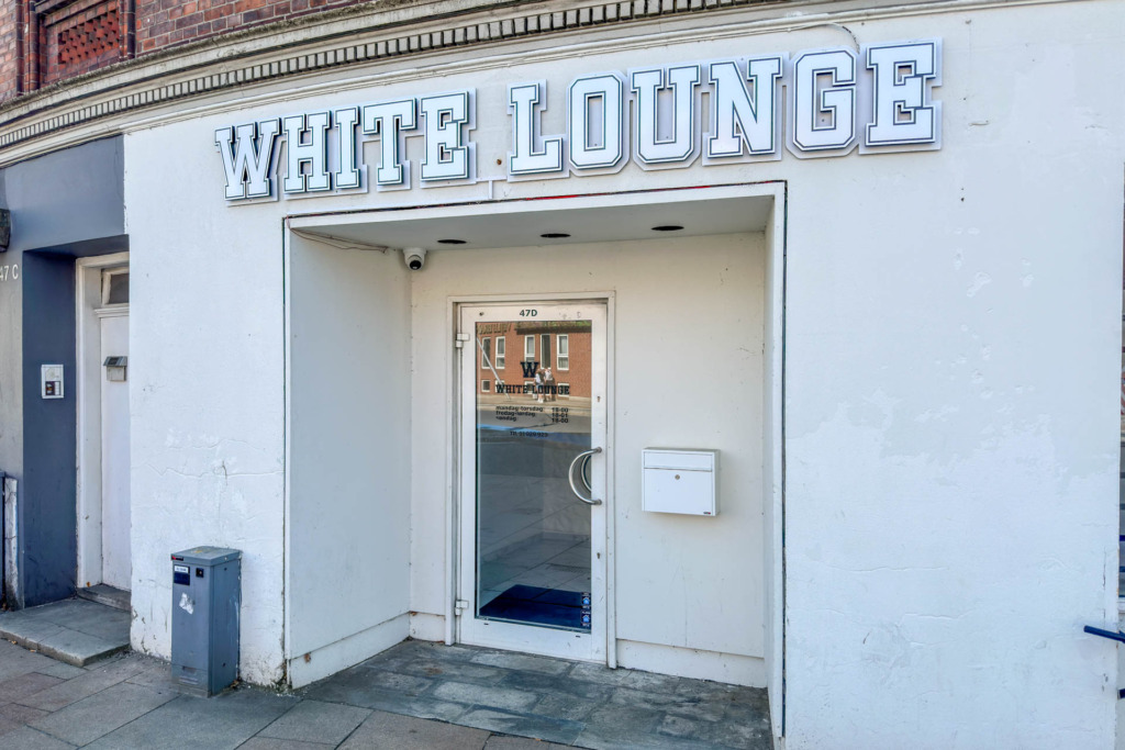White Lounge Bar ligger på hjørnet af Vestergade i Vejle
