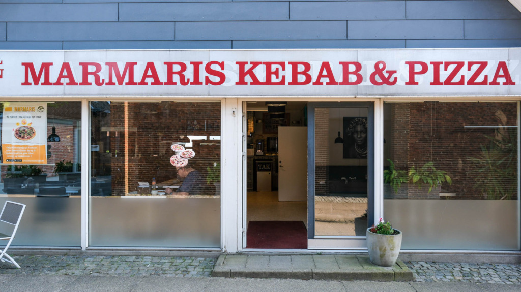 Restauranten hos Marmaris Kebab & Pizza i Bredballe Center er pænt stor