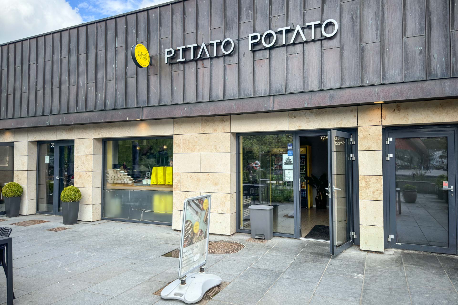 Pitato Potato er et takeaway der laver pita og bowls.