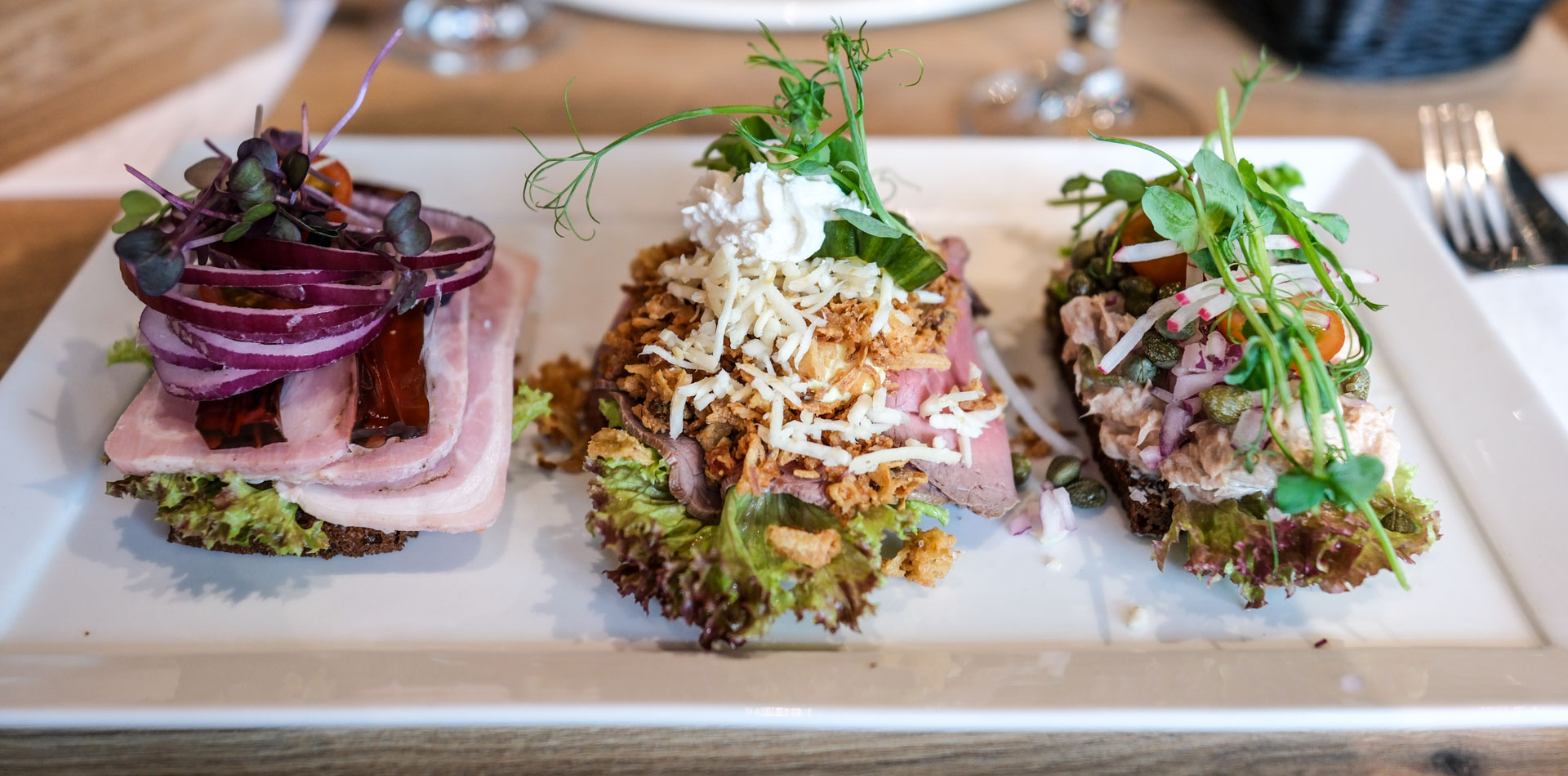 Tre stykker smørrebrød hos Restaurant ved åen