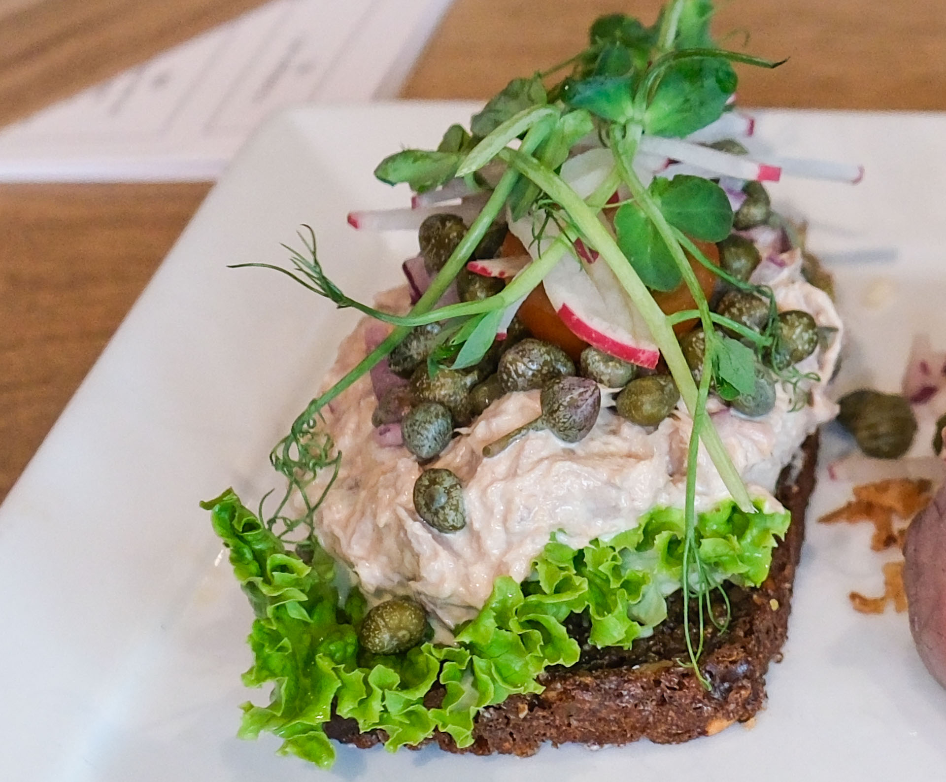 Smørrebrød med tunsalat hos Restaurant ved åen