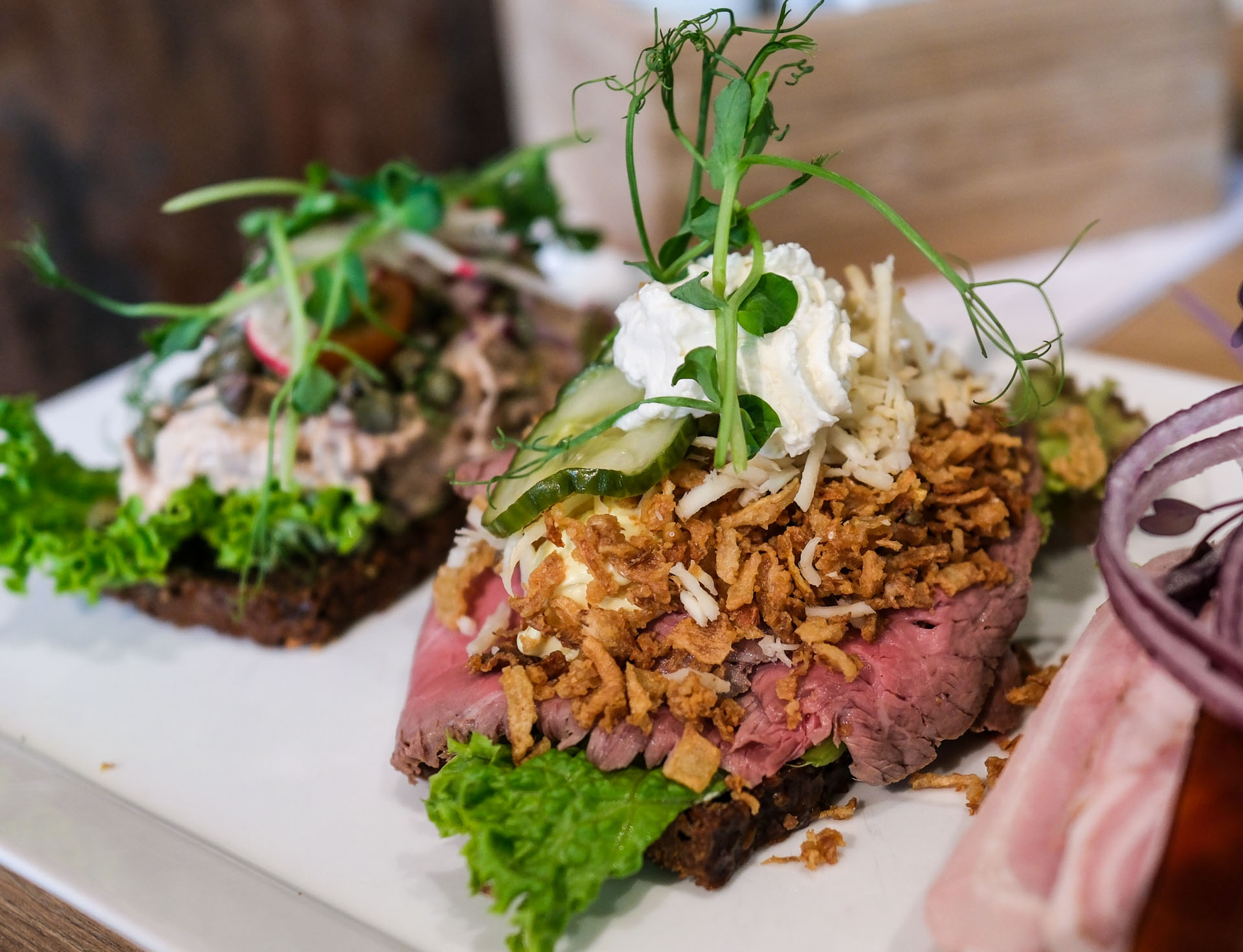 Tre stykker smørrebrød hos Restaurant ved åen