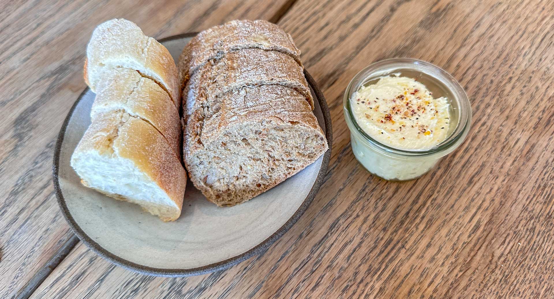 Brød fra Mette Munk med hjemmerørt smør hos 1401 Tapas & Burgers