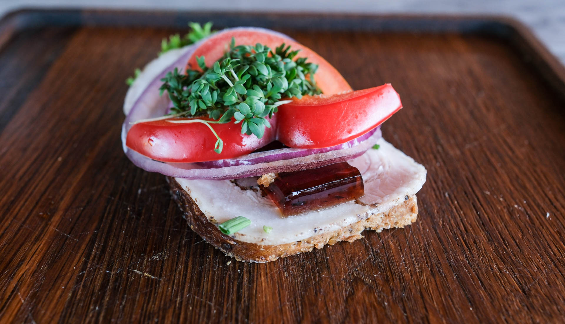 En skive rullepølse på en håndmad hos Byens Smørrebrød og Sandwich i Hedensted var i underkanten. 