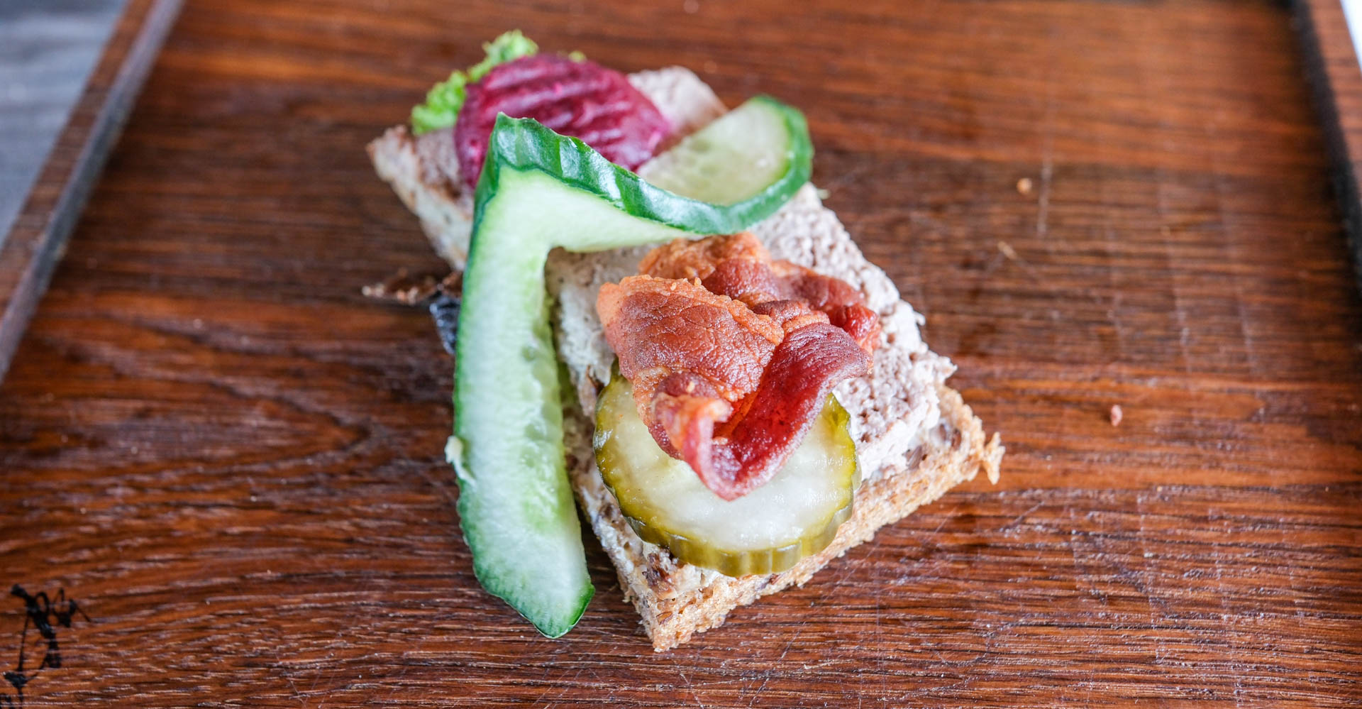 Håndmad med leverpostej hos Byens Smørrebrød og Sandwich i Hedensted.