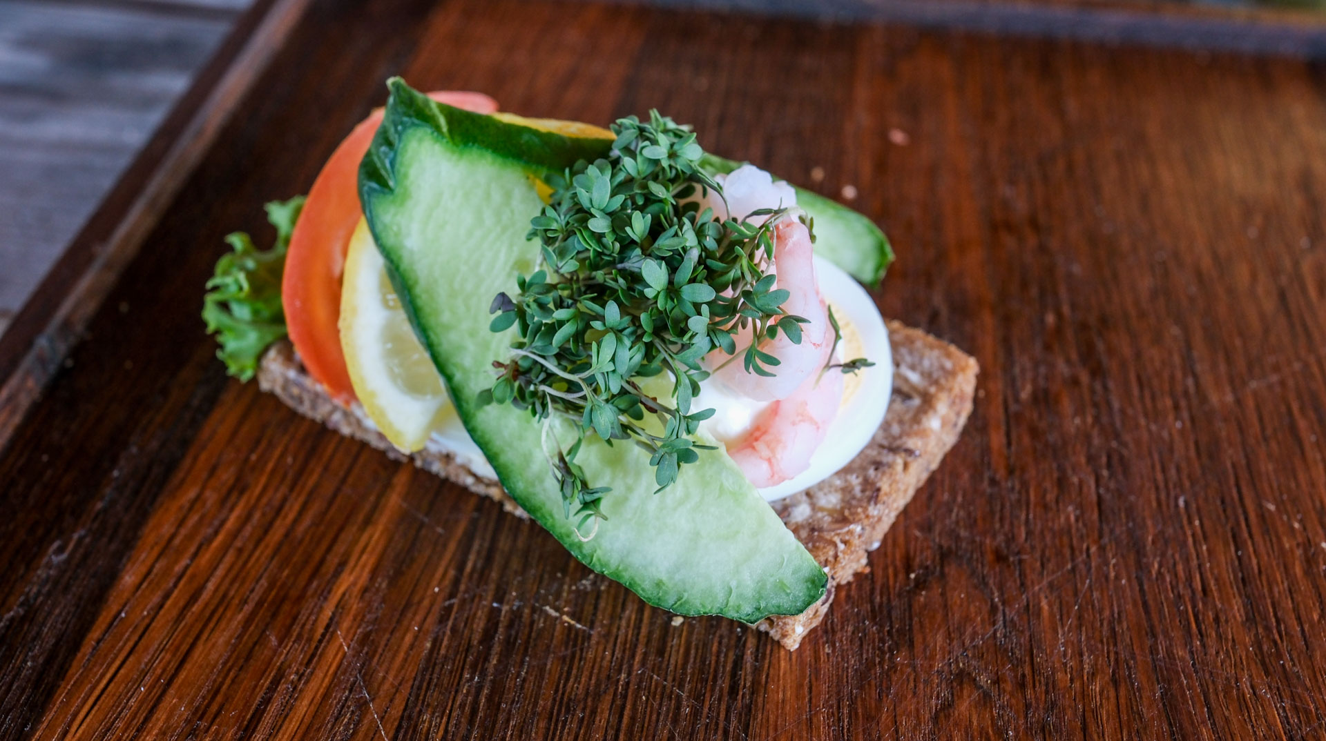 Håndmad med æg og rejer var en skuffelse hos Byens Smørrebrød og Sandwich i Hedensted. Kun to rejer var der på. 