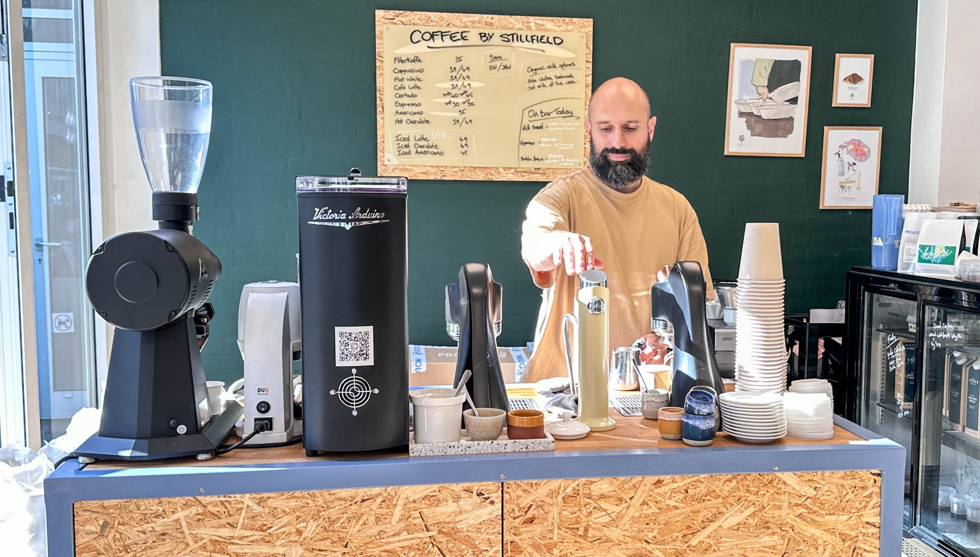 Baristaen laver kaffen hos Folmers Mikrobageri