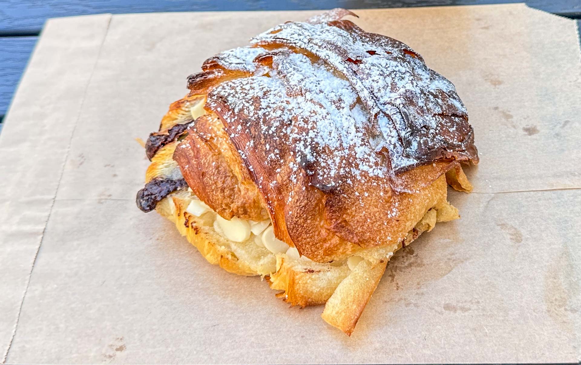 Pain au chocolat med marcipan, mandelflager og chokolade hos Folmers Mikrobageri i Vejle.