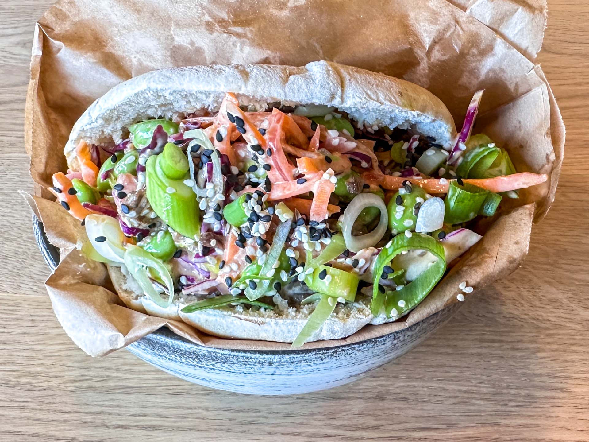 En stor og fyldt pita med oksekød hos Buddha Bowl Project i Vejle