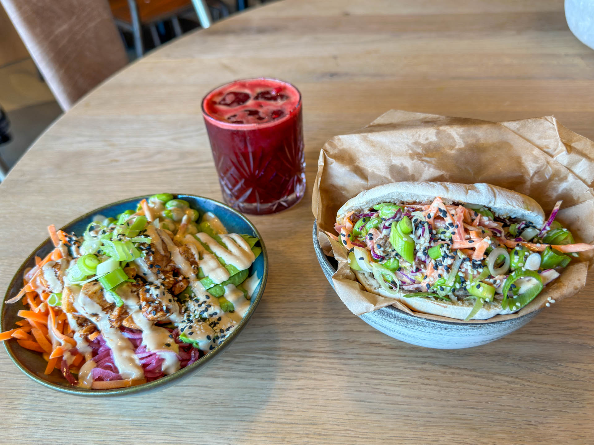 Frokost med pita, bowl og friskpresset juice hos Buddha Bowl Project i Vejle.