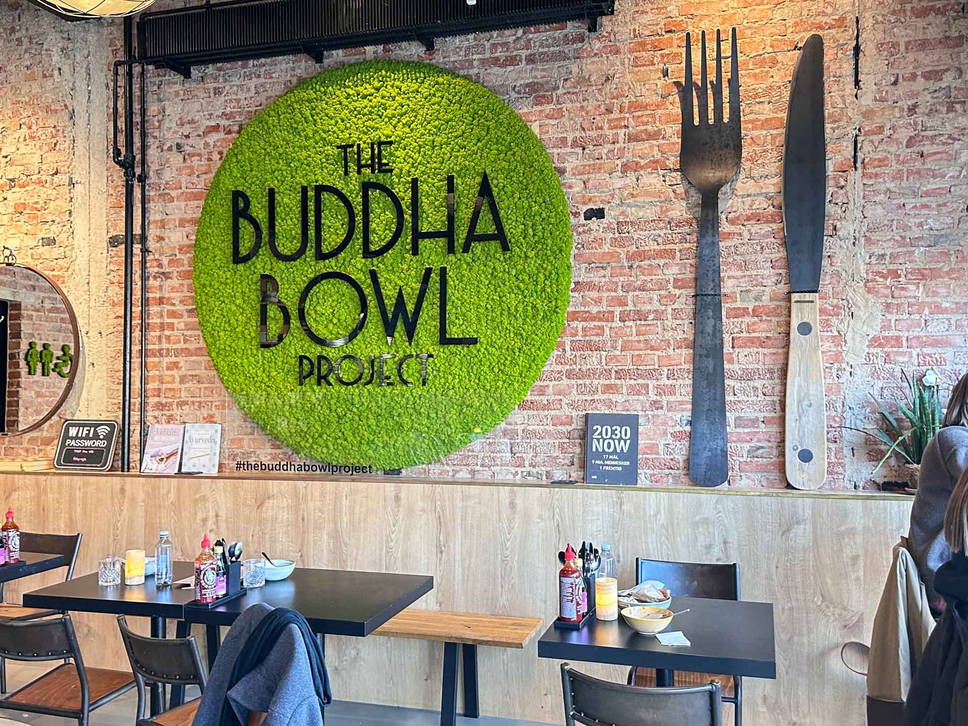 Buddha Bowl Project i Vejle har et hyggeligt og uformelt caféområde. 