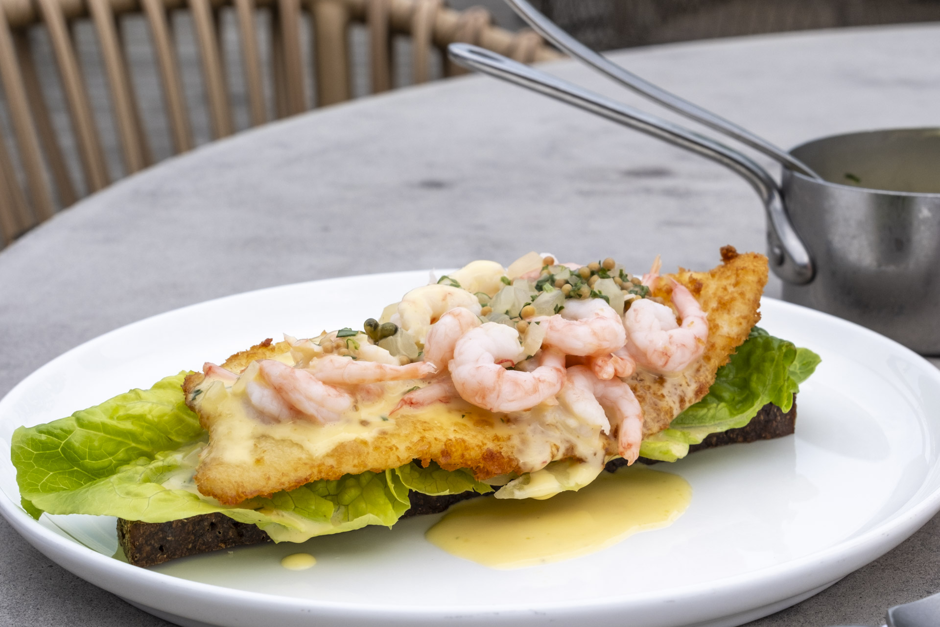 Smørrebrød med fiskefilet og håndpillede rejer hos Remouladen i Vejle.