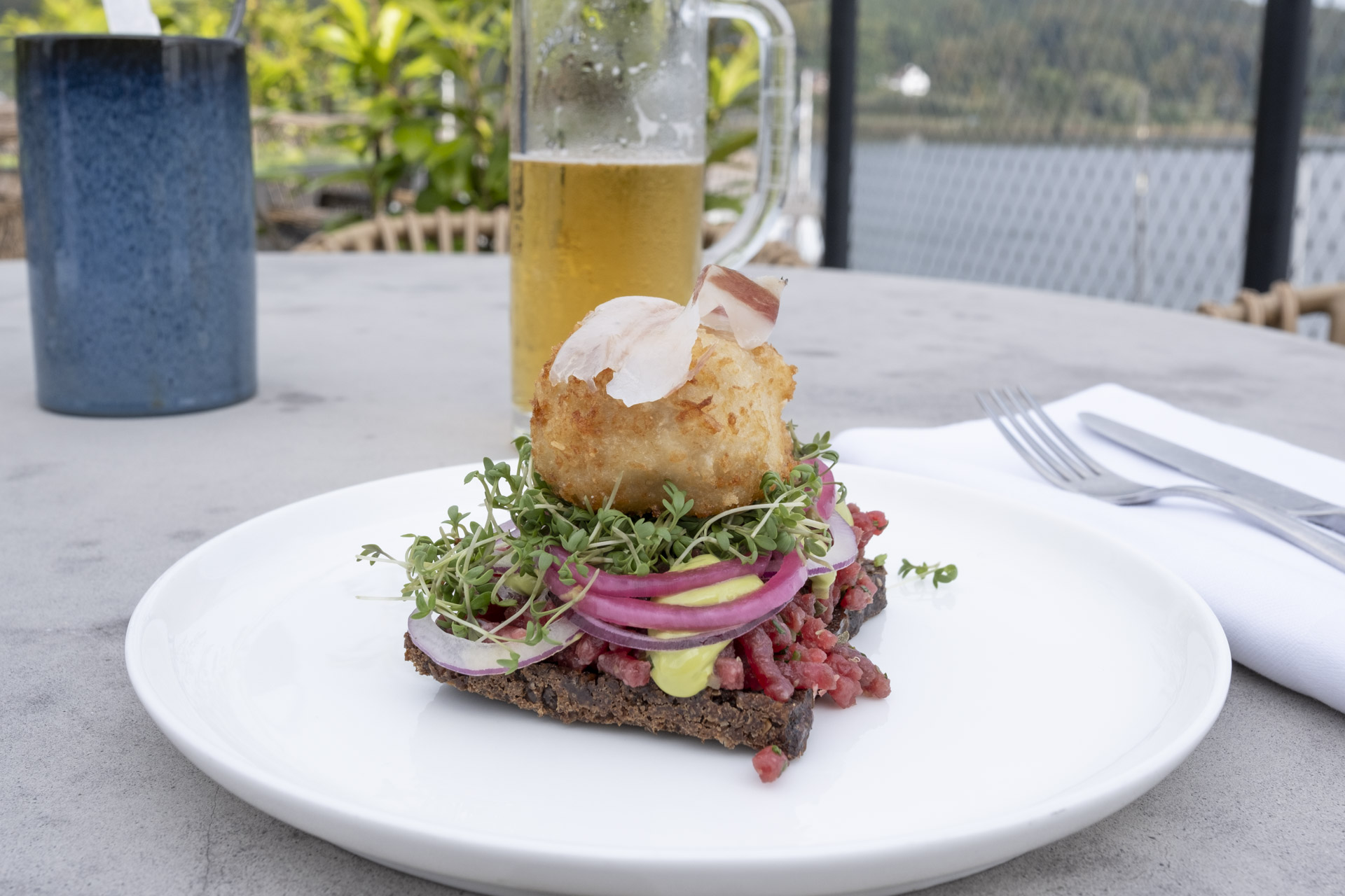 Smørrebrød med tatar hos Restaurant Remouladen.