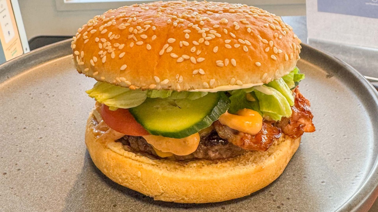 En klassisk burger hos Hos Møller.