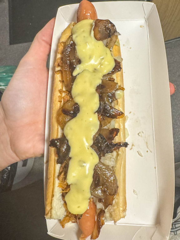 En anderledes hotdog med bearnaise hos Hos Møller i Vejle.