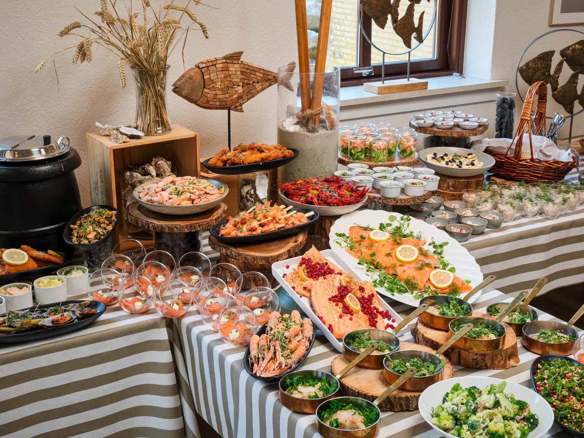 Det er en stor fiskebuffet, de har på Bredal Kro.