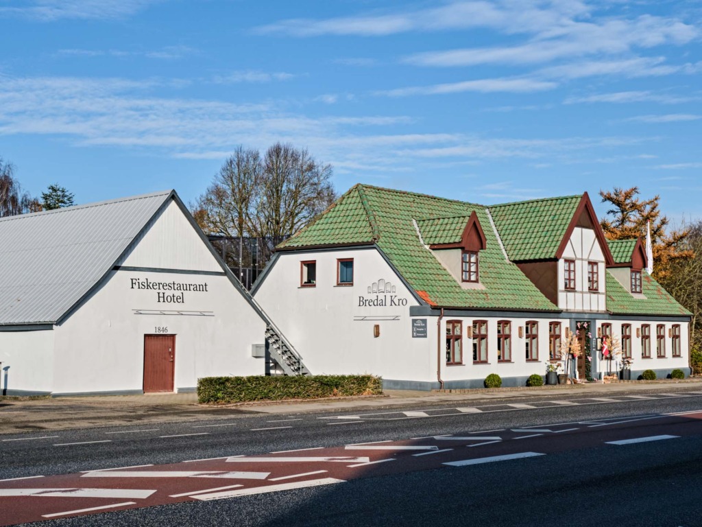 Bredal Kro er en hyggelig kro med overnatning og restaurant.