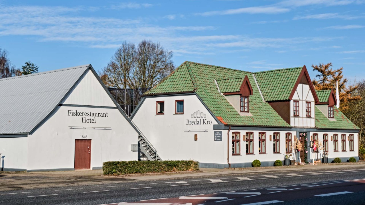 Bredal Kro er en hyggelig kro med overnatning og restaurant.