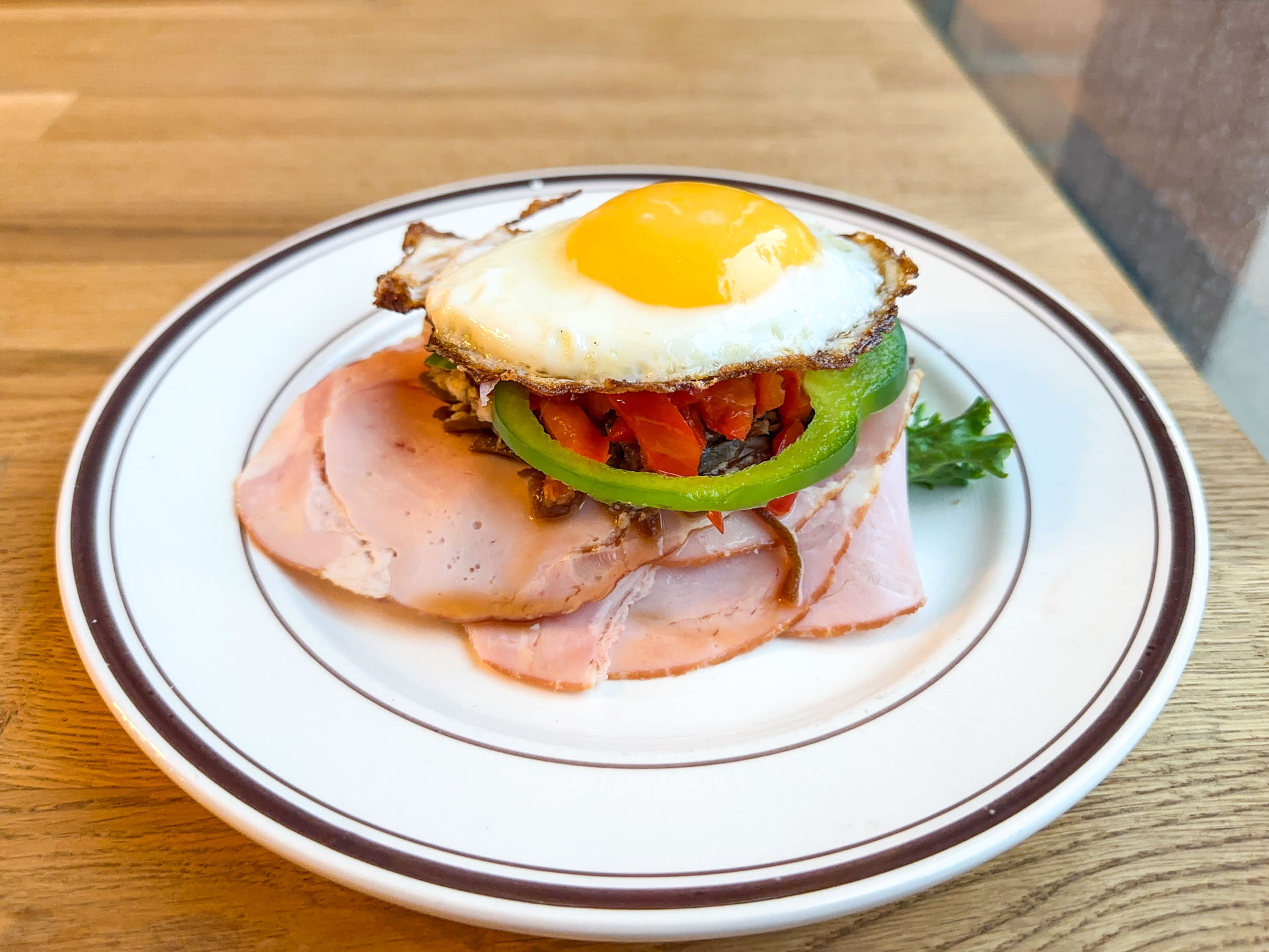 Smørrebrød med masser af skinke og et spejlæg på toppen hos Vejle Smørrebrød.