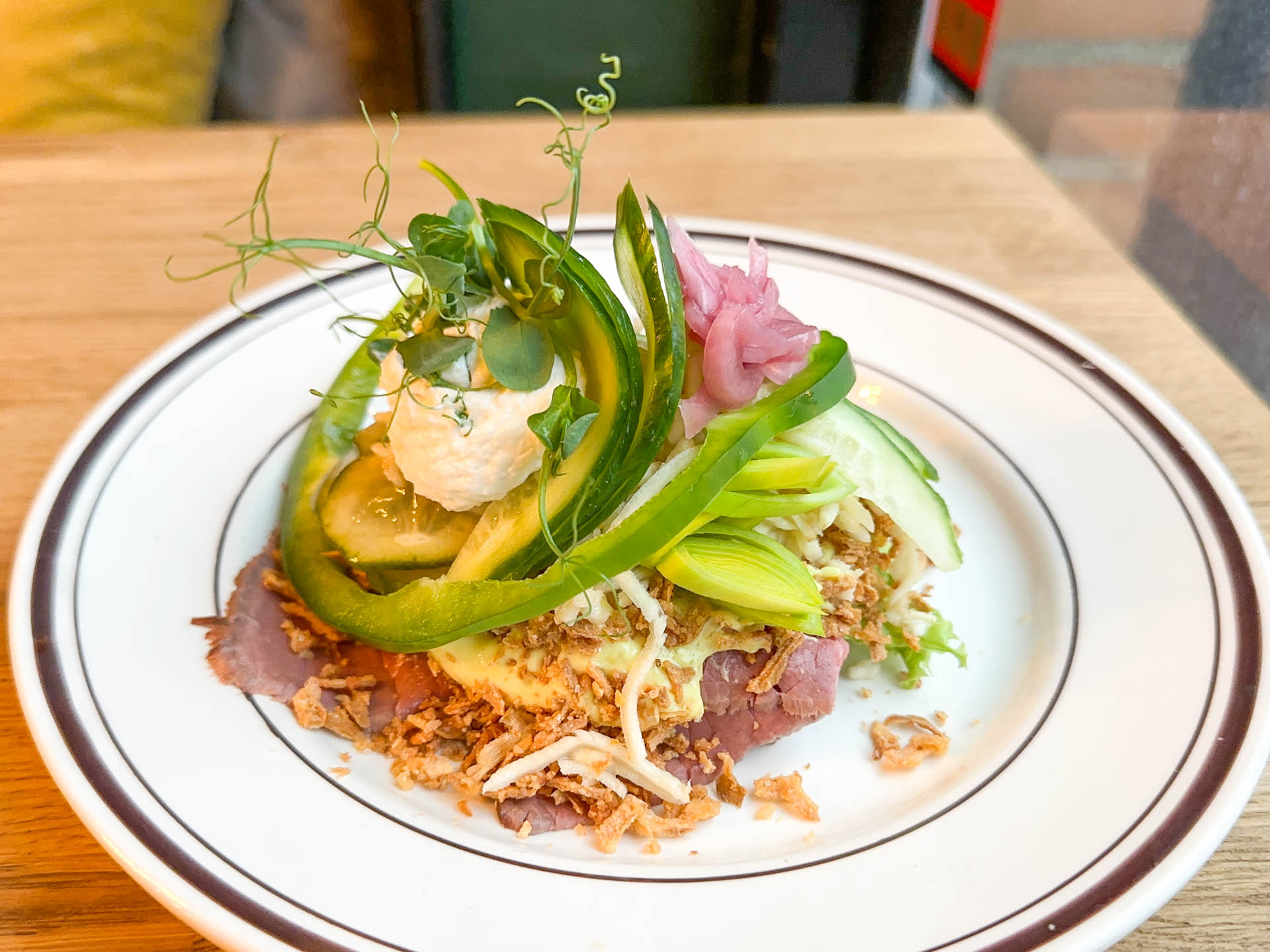 Et stykke Smørrebrød med roastbeef hos Vejle Smørrebrød