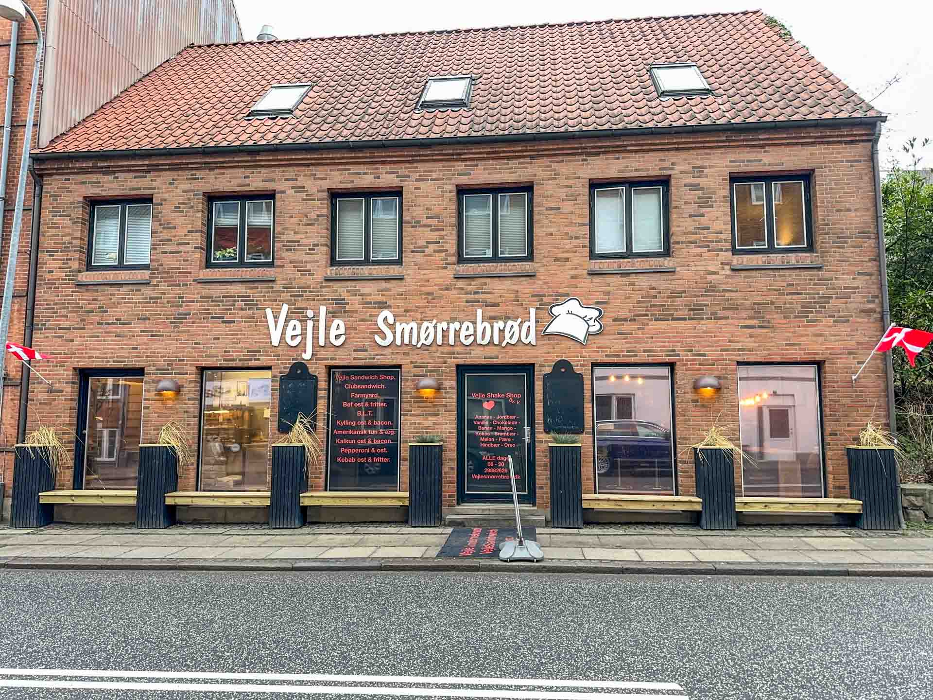 Vejle Smørrebrød er en stor butik med smørrebrød som takeaway i fokus. 