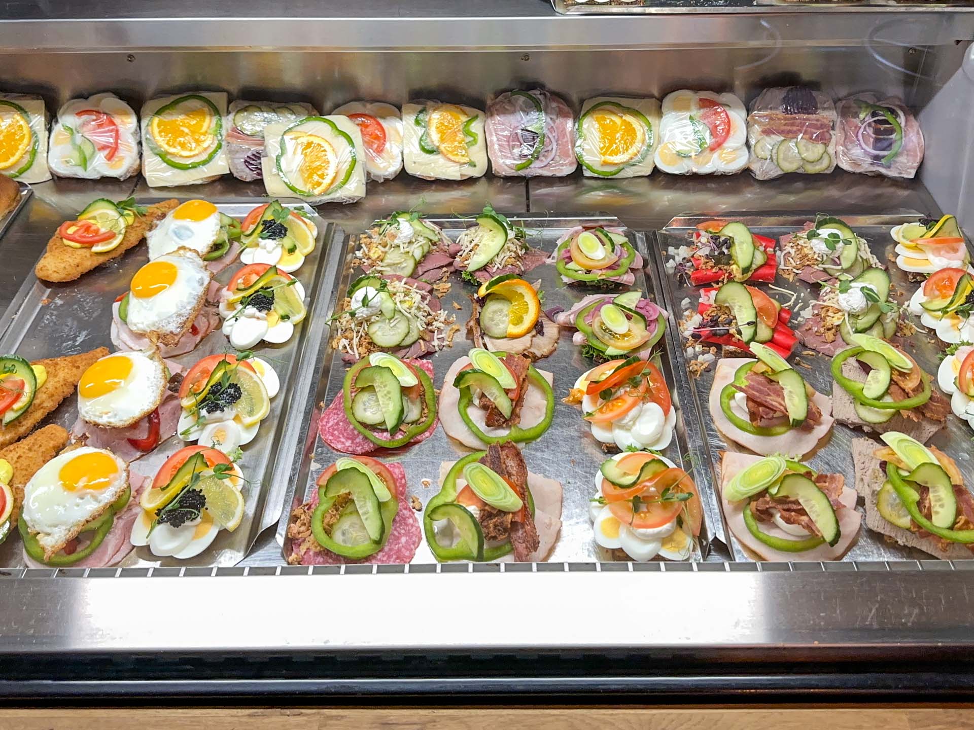 Der er mange forskellig frisklavede stykker smørrebrød hos Vejle Smørrebrød. 