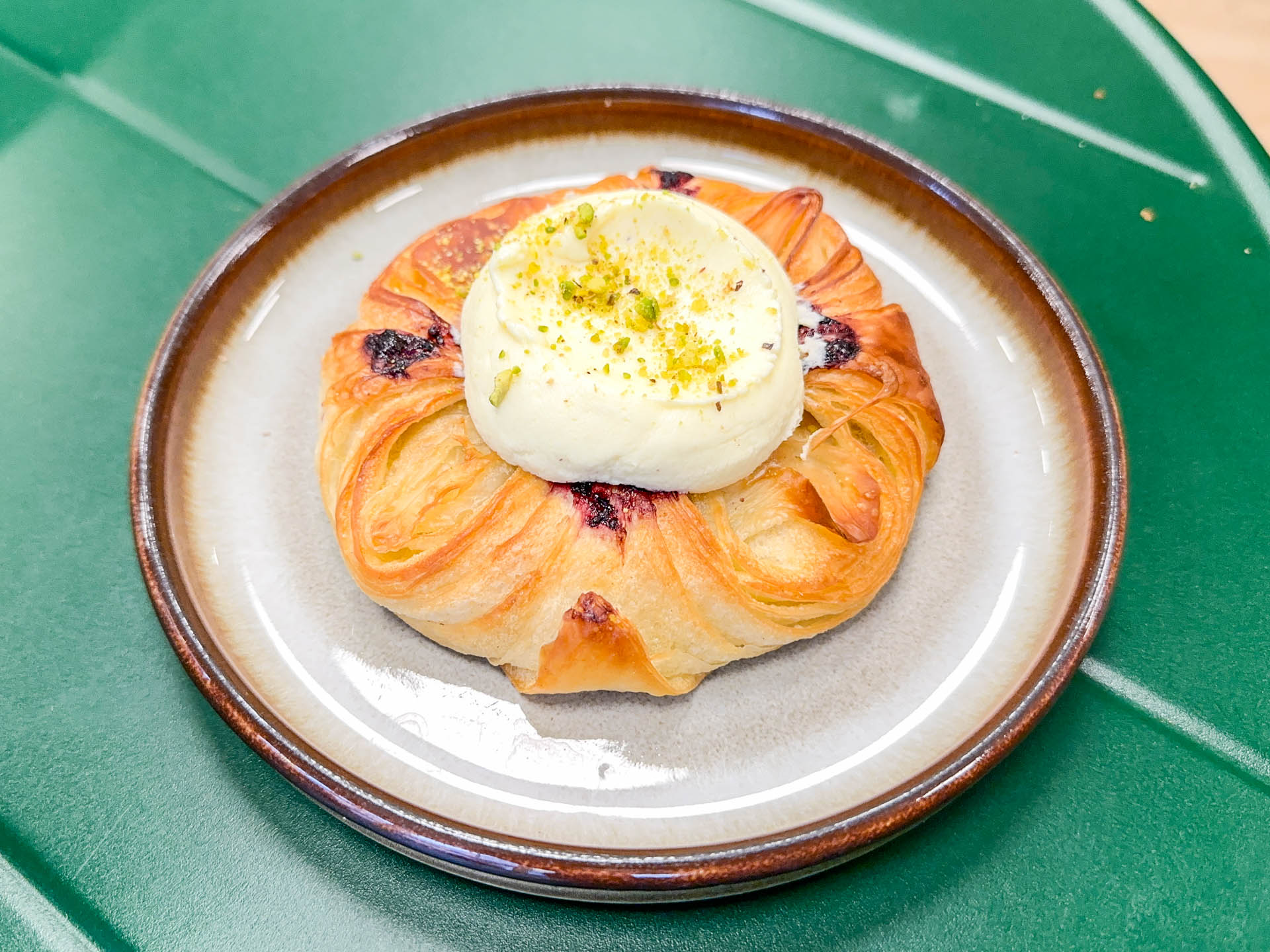 Fastelavnsbolle med croissantdej hos Folmers Mikrobageri.