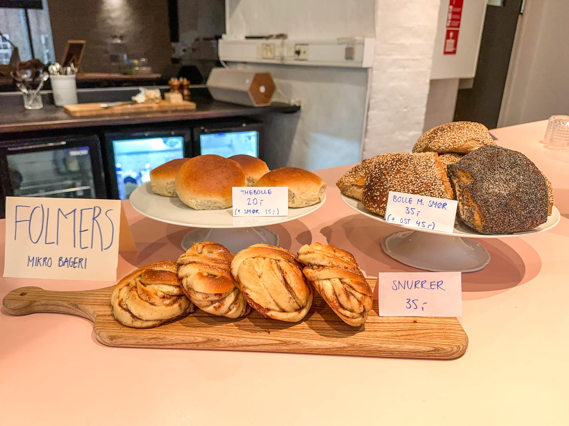 Lille har brød og kage fra Folmers.