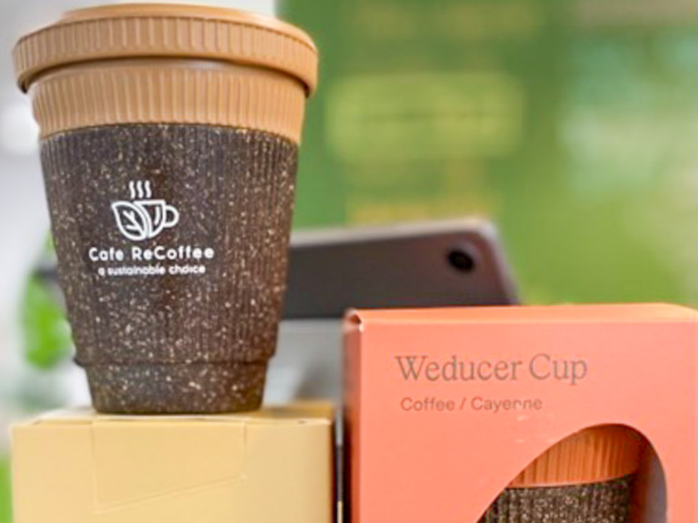ReCoffee ligger på Vestre Engvej 1 og er en klimacafé.