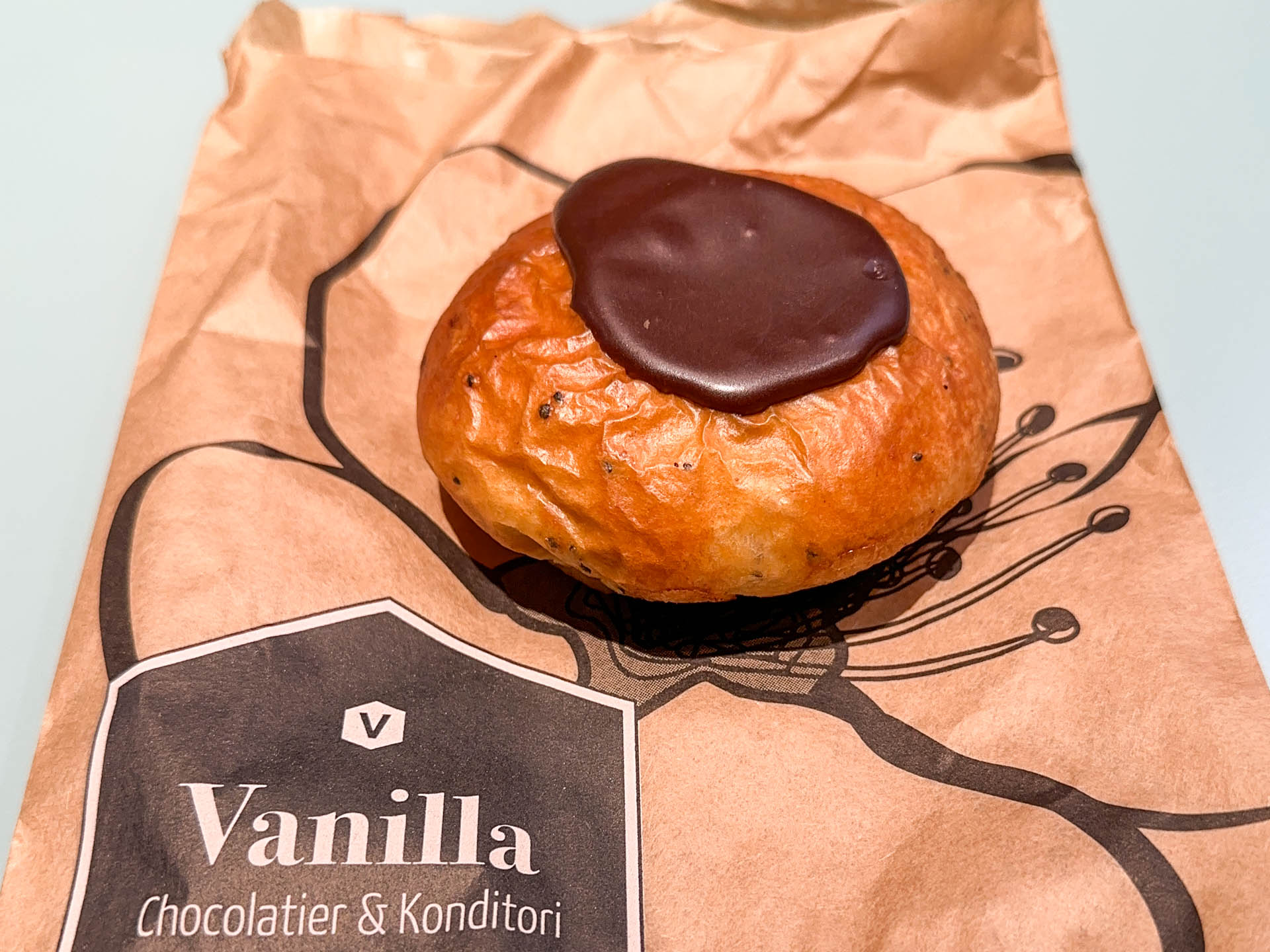 En gammeldags fastelavnsbolle med vaniljecreme og marcipanremonce hos Vanilla Chocolatier & Konditori. 