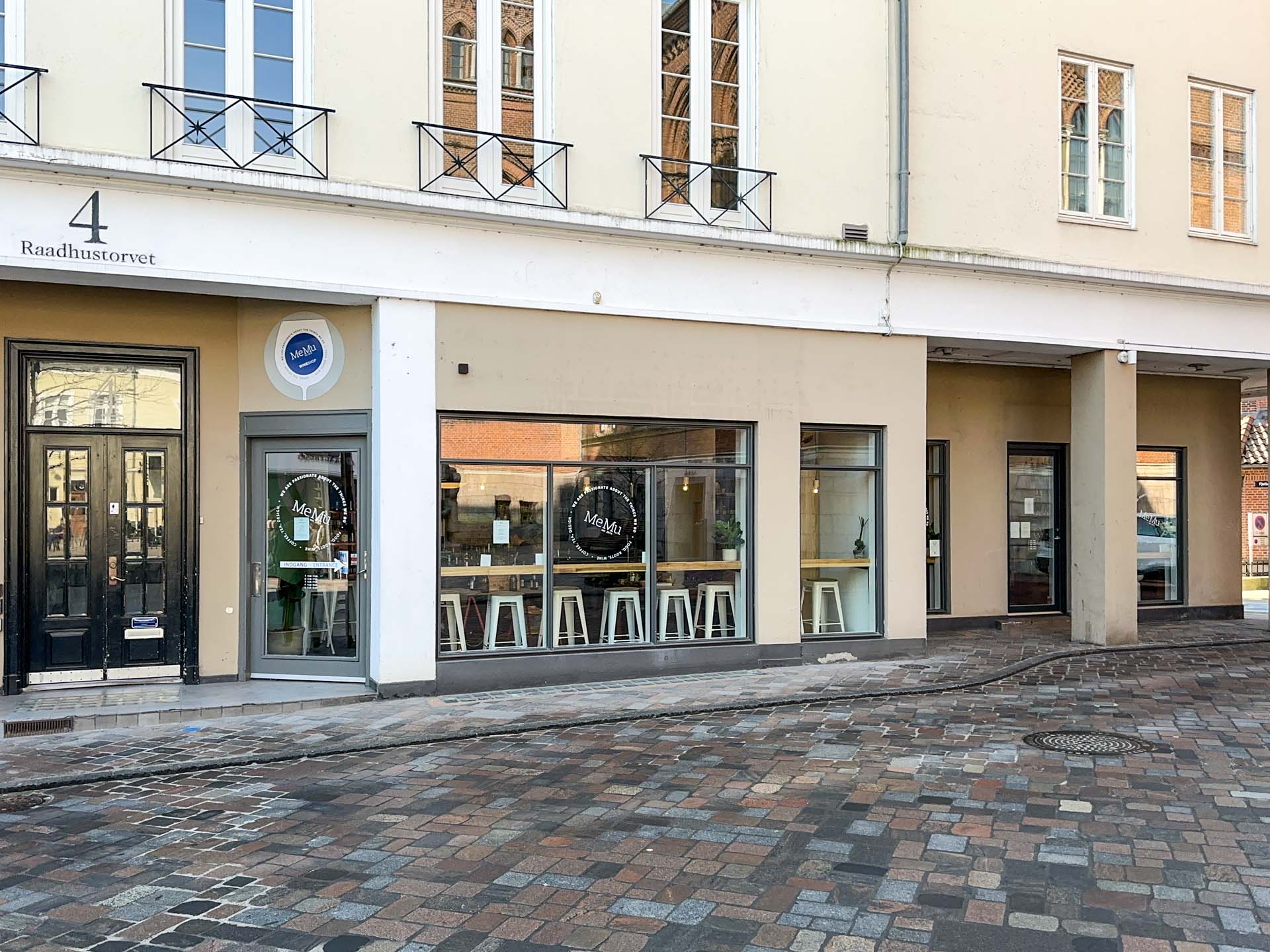 MeMu Wineshop holder åbent i dagstimerne.