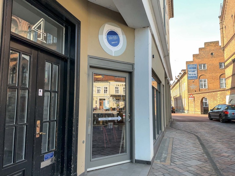 MeMu Wineshop er en vinbutik og café beliggende på Rådhustorvet.