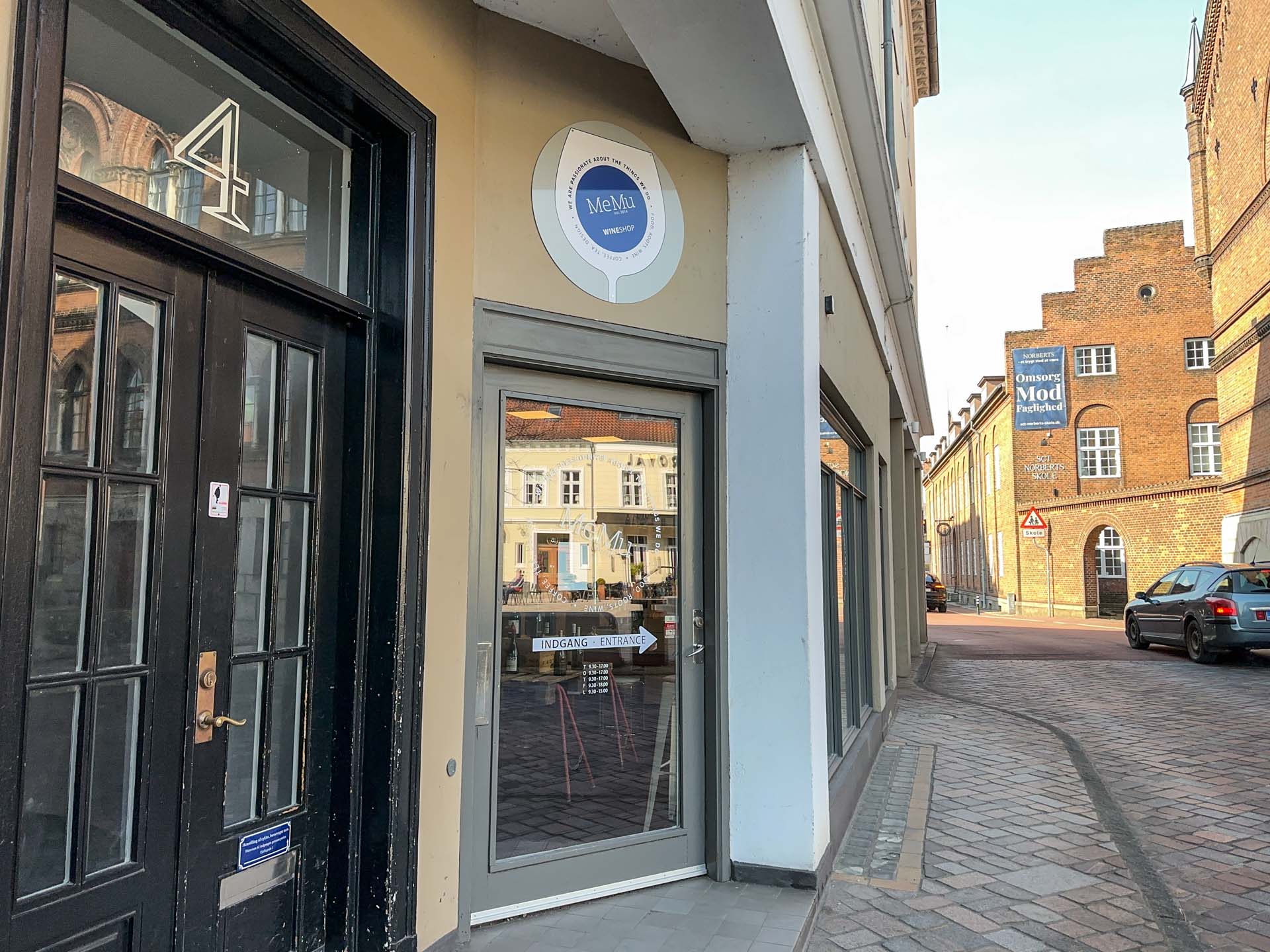 MeMu Wineshop er en vinbutik og café beliggende på Rådhustorvet.