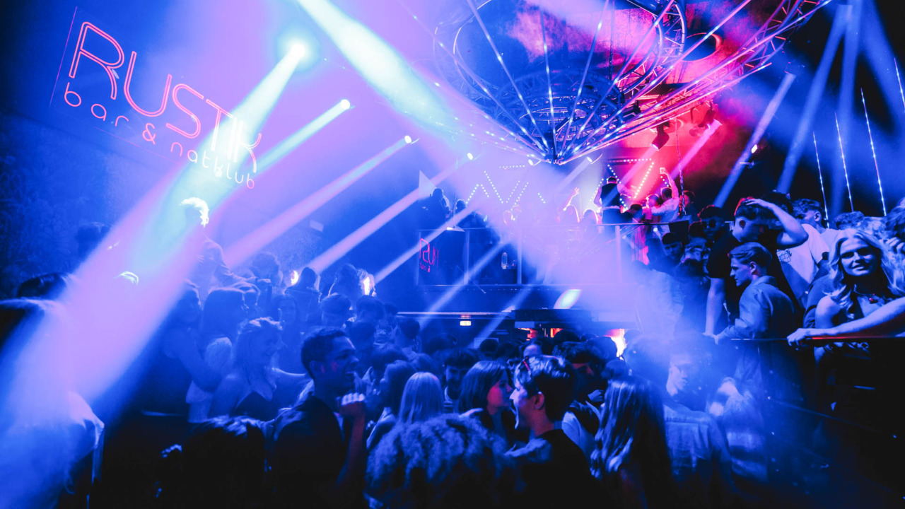 Rustik Bar & Natklub på Dæmning fyrer op under dansegulvet.